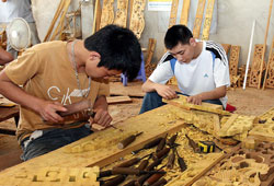 Training in woodworking. VNA/VNS/Quy Trung