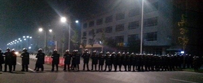 This photo allegedly shows riot police responding to a riot by Foxconn employees in Taiyuan, China. Photo from Sina Webio