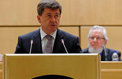 Guy Ryder speaking at the 101st International Labor Conference, Geneva, 30 May 2012. Juan Somavia, at right, looking on. (ILO photo)